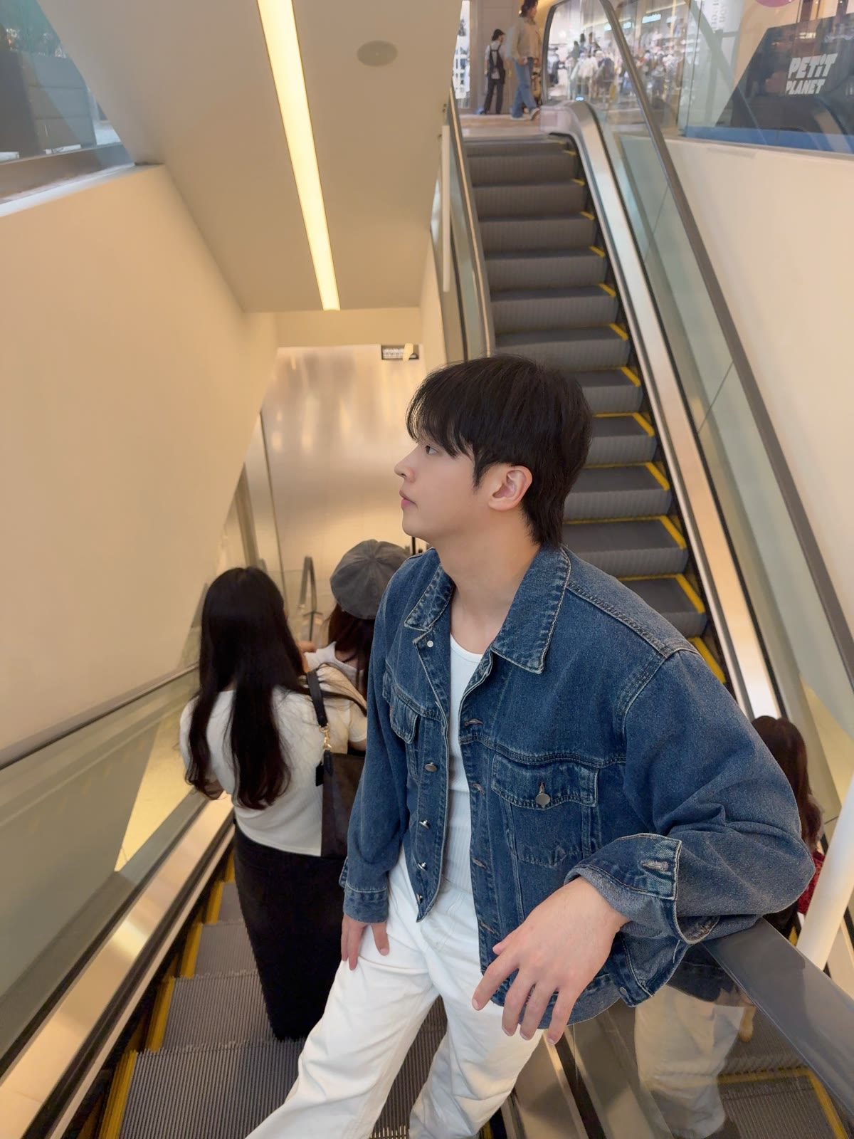 에스컬레이터 옆에 선 김만수 대표