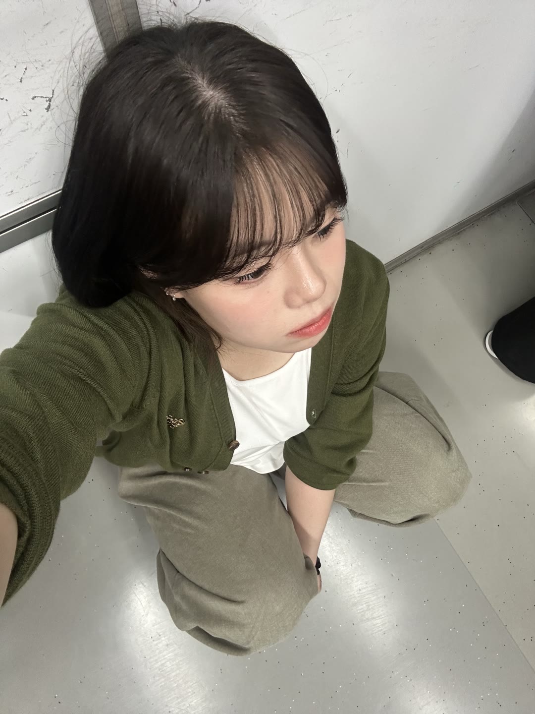 바닥에 앉아 셀카를 찍는 이유진 대표